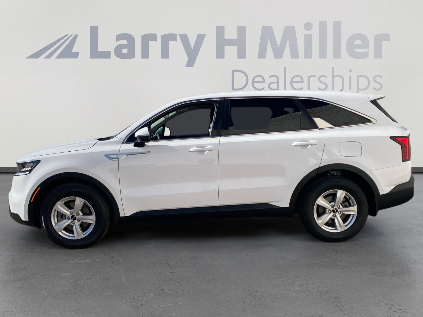 Used 2022 Kia Sorento LX image 2