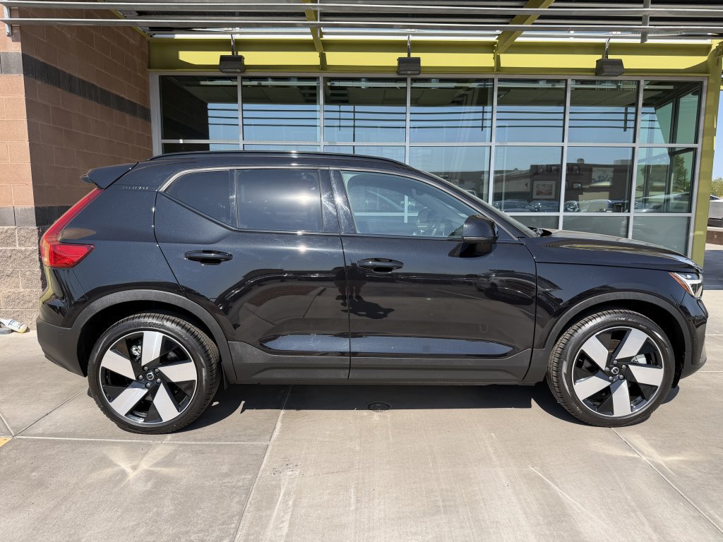 Used 2024 Volvo XC40 Recharge Plus w/ Protection Package Premier RWD image 9