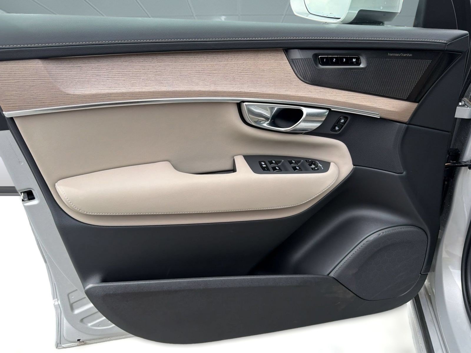 Certified 2025 Volvo XC90 B5 Plus AWD/4WD image 13
