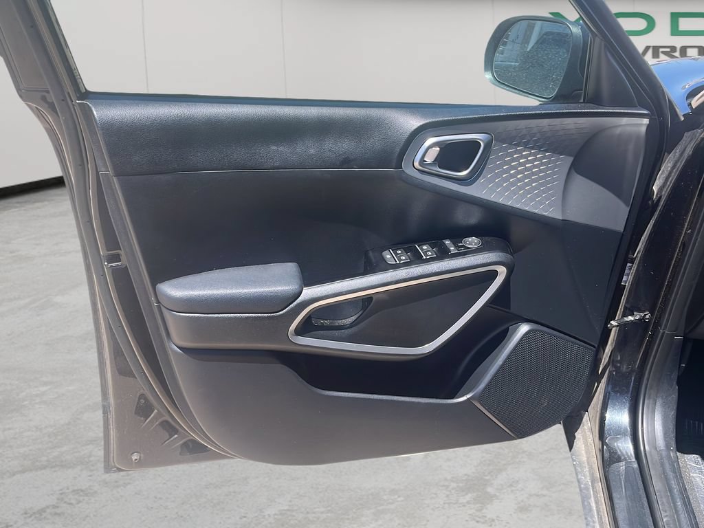 Used 2023 Kia Soul S FWD image 13