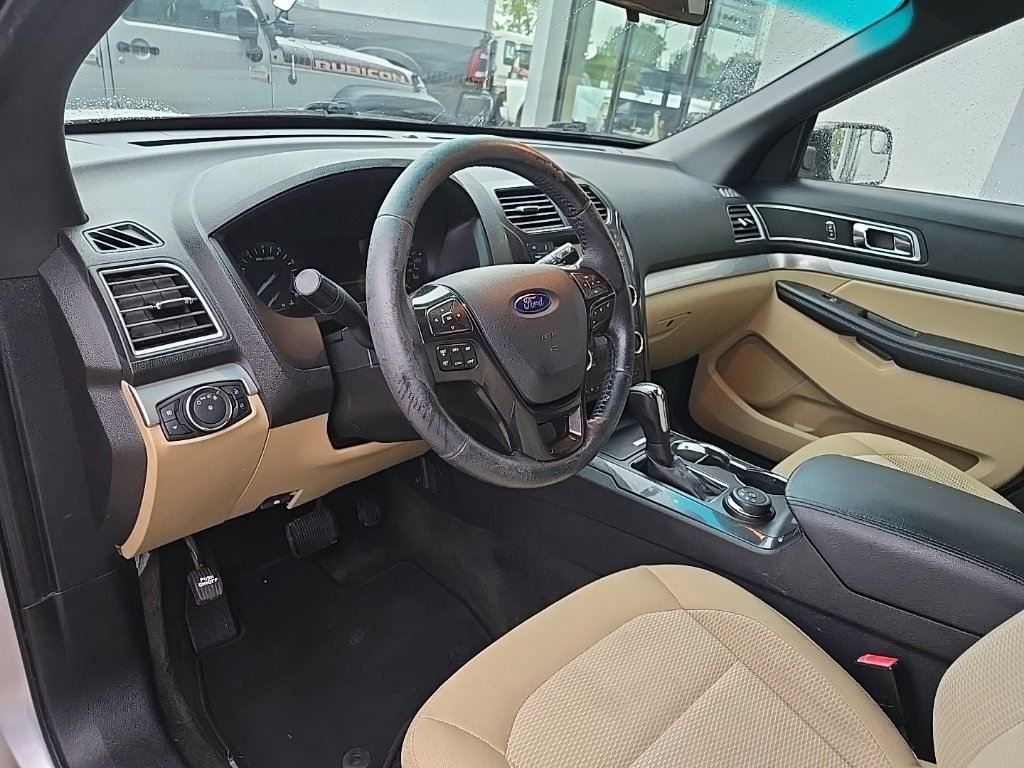 Used 2017 Ford Explorer XLT image 3