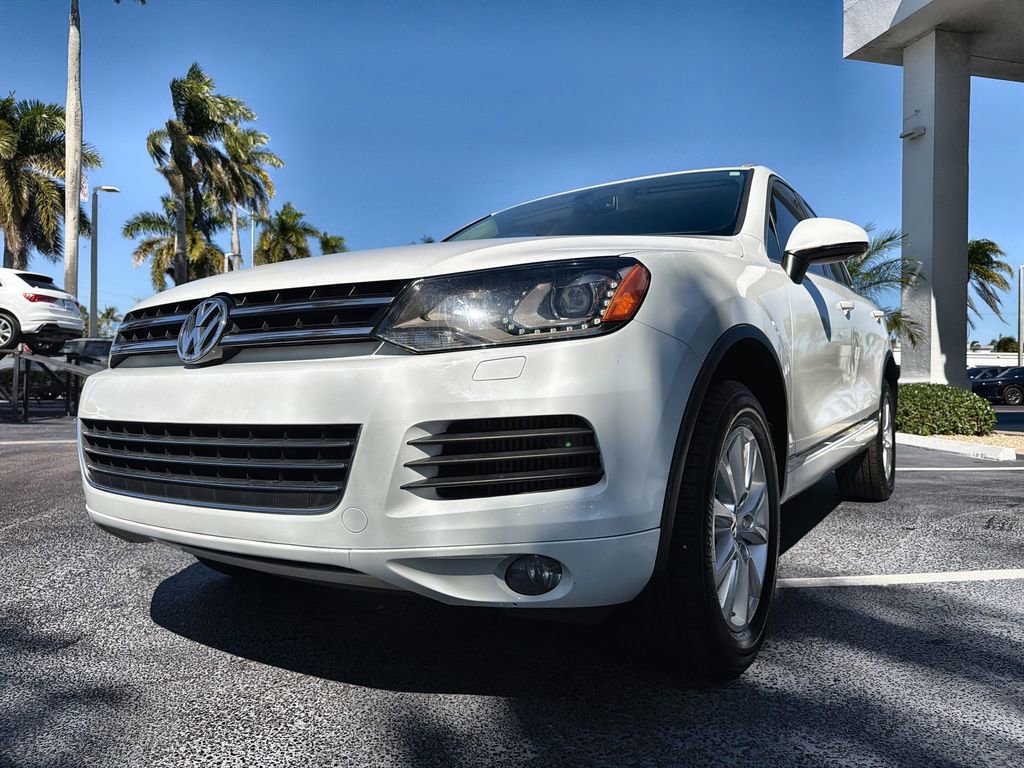 Used 2013 Volkswagen Touareg Sport image 18