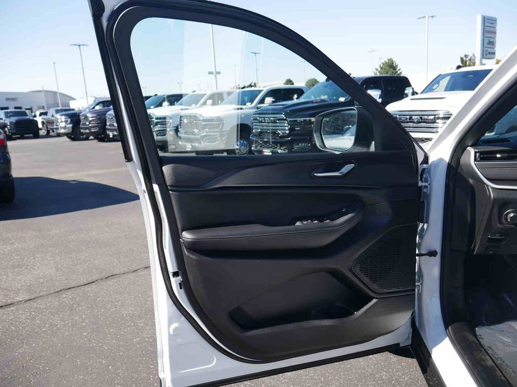 New 2025 Jeep Grand Cherokee Laredo X w/ Luxury Tech Group I image 23