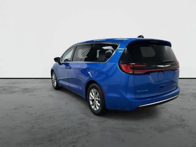 Used 2026 Chrysler Pacifica Limited FWD image 2