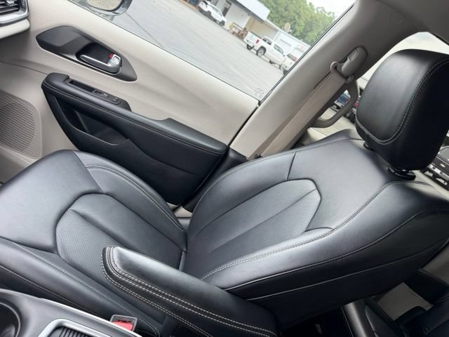 Used 2024 Chrysler Pacifica Touring-L FWD image 24