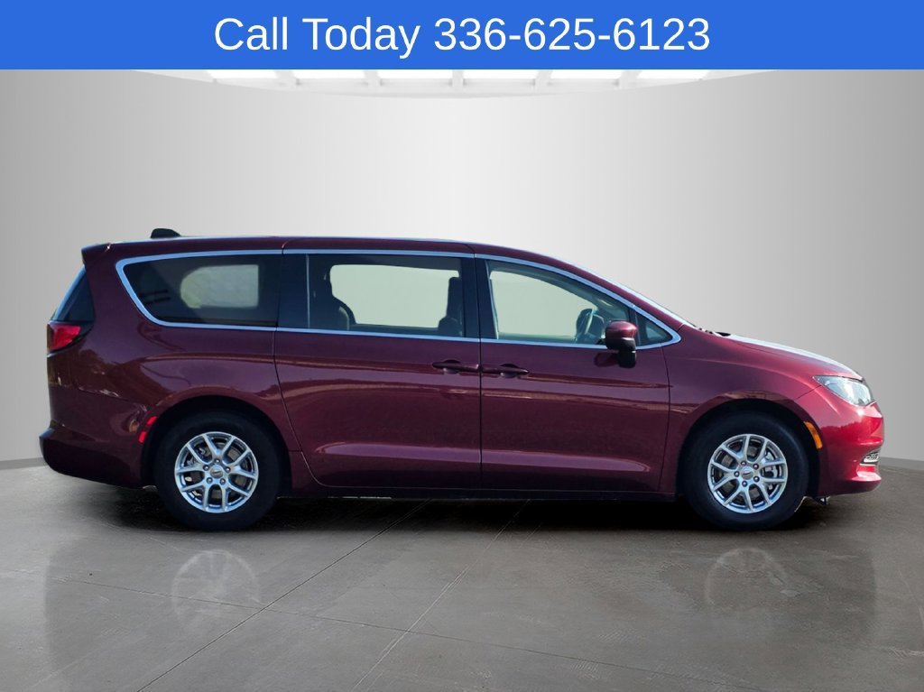 Used 2023 Chrysler Voyager LX FWD image 3