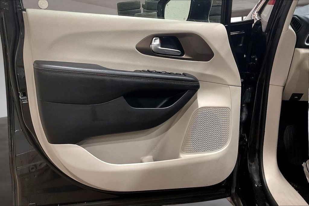 Used 2018 Chrysler Pacifica Touring Plus image 23