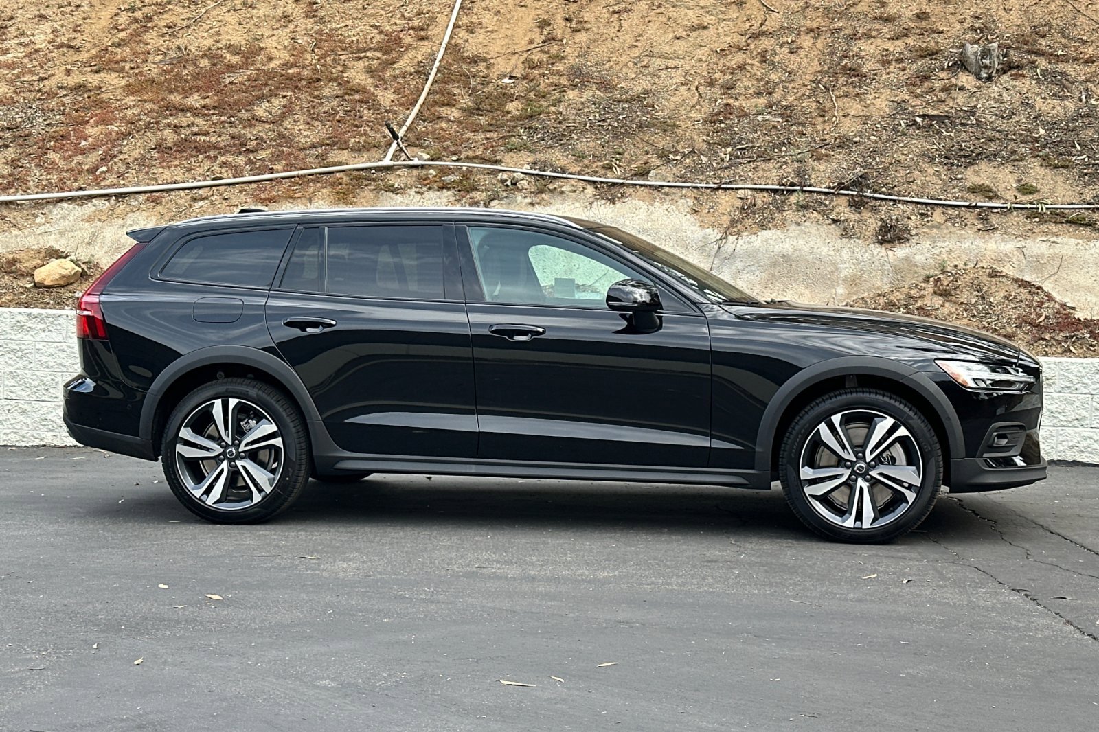 New 2026 Volvo V60 B5 Cross Country Plus w/ Climate Package image 4
