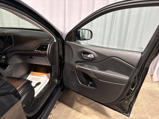 Used 2022 Jeep Cherokee Latitude Lux w/ Mopar Interior Package AWD/4WD image 33