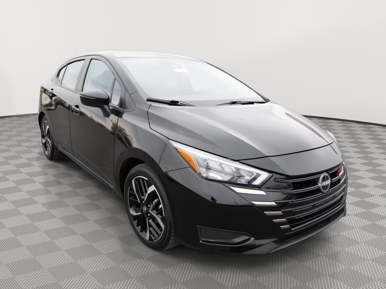 Used 2025 Nissan Versa SR image 7