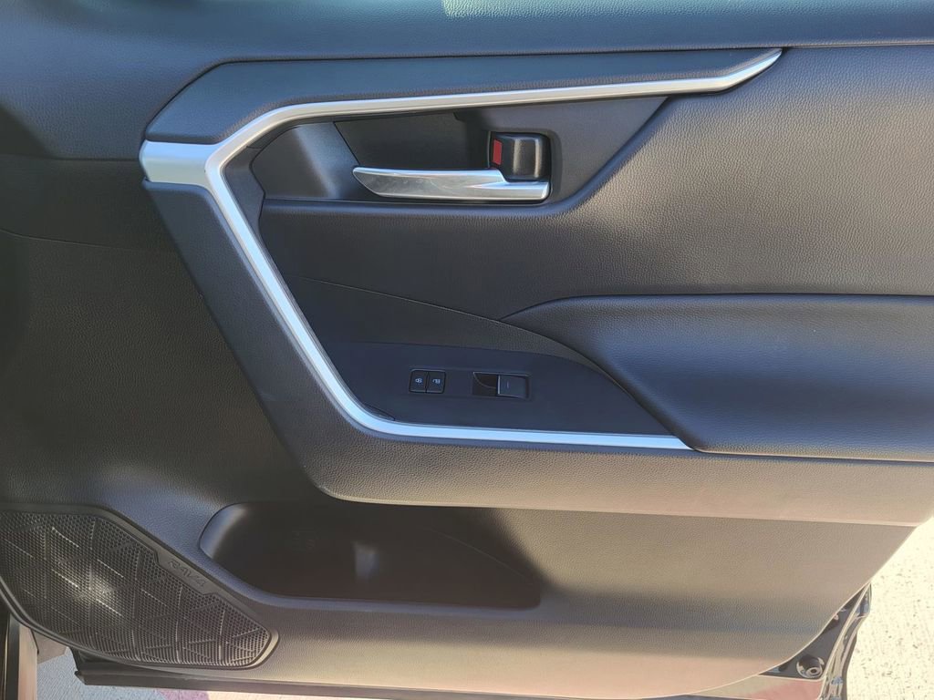 Used 2022 Toyota RAV4 XLE Premium image 7