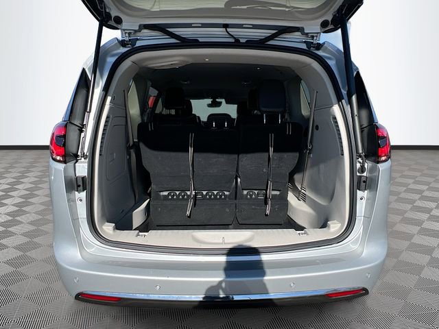 Used 2024 Chrysler Pacifica Select image 26
