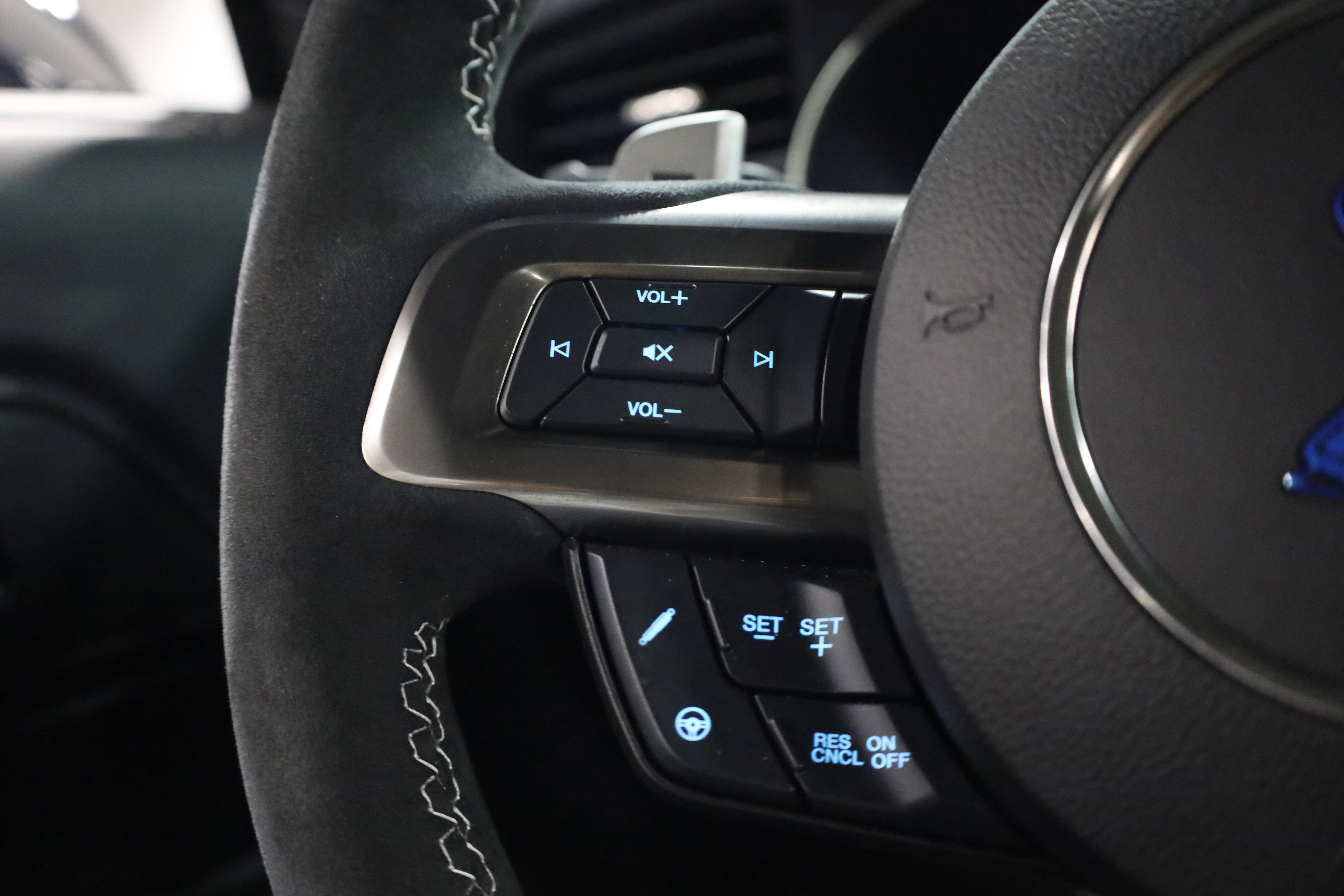 Used 2021 Ford Mustang Shelby GT500 w/ Carbon Fiber Track Pack image 25