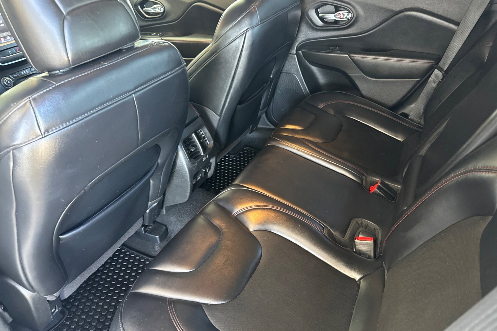 Used 2021 Jeep Cherokee Trailhawk image 11