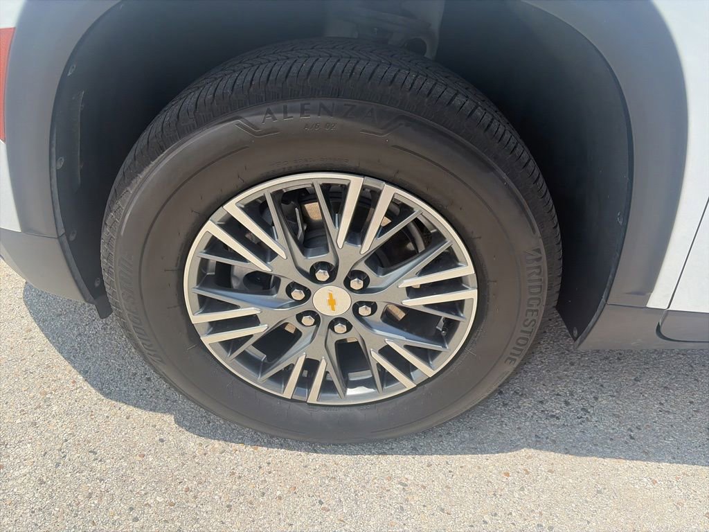 Used 2025 Chevrolet Traverse LT FWD image 10