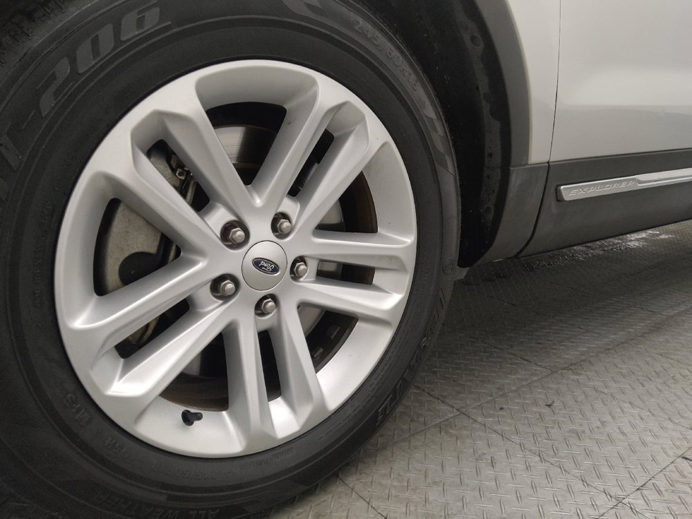 Used 2017 Ford Explorer XLT image 31