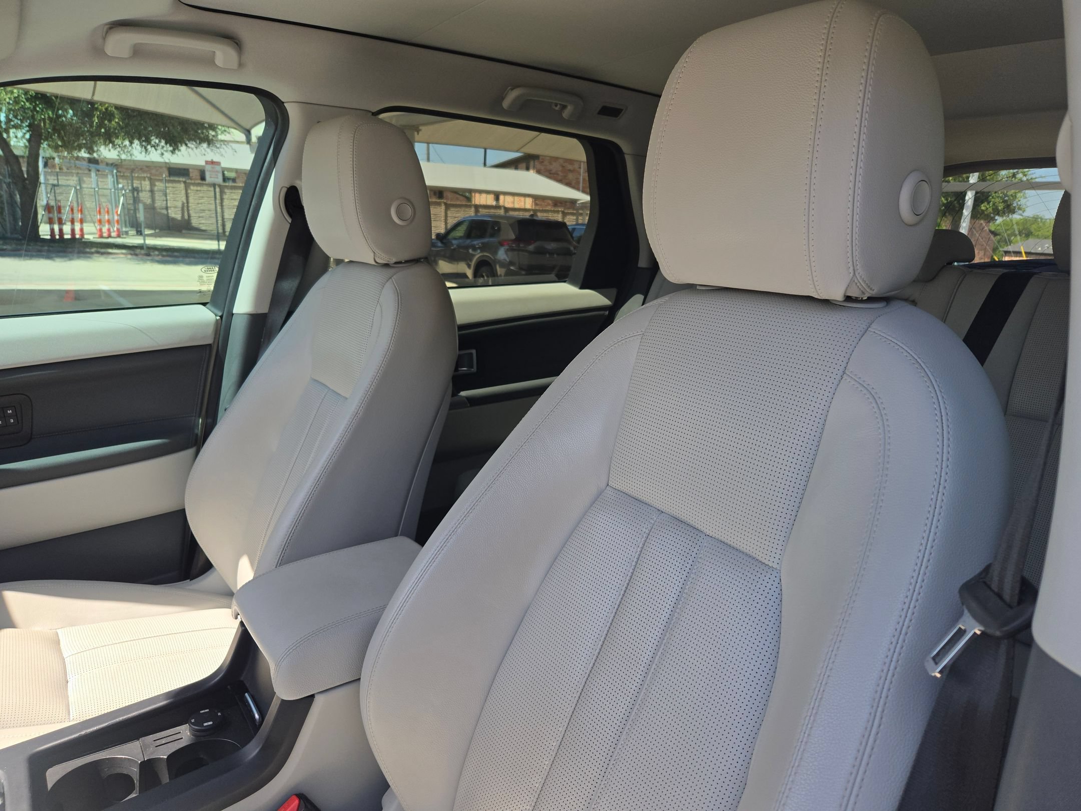 Used 2017 Land Rover Discovery Sport HSE AWD/4WD image 9