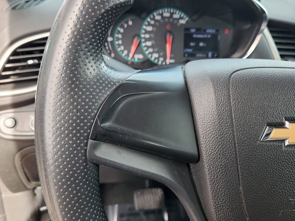 Used 2020 Chevrolet Trax LS AWD/4WD image 17