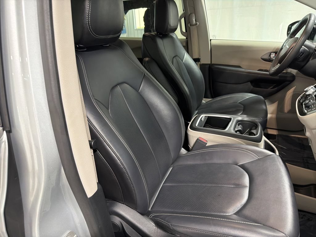 Used 2024 Chrysler Pacifica Touring-L FWD image 21