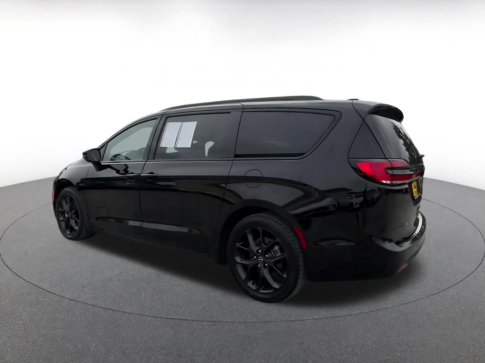 Used 2025 Chrysler Pacifica Limited FWD image 9