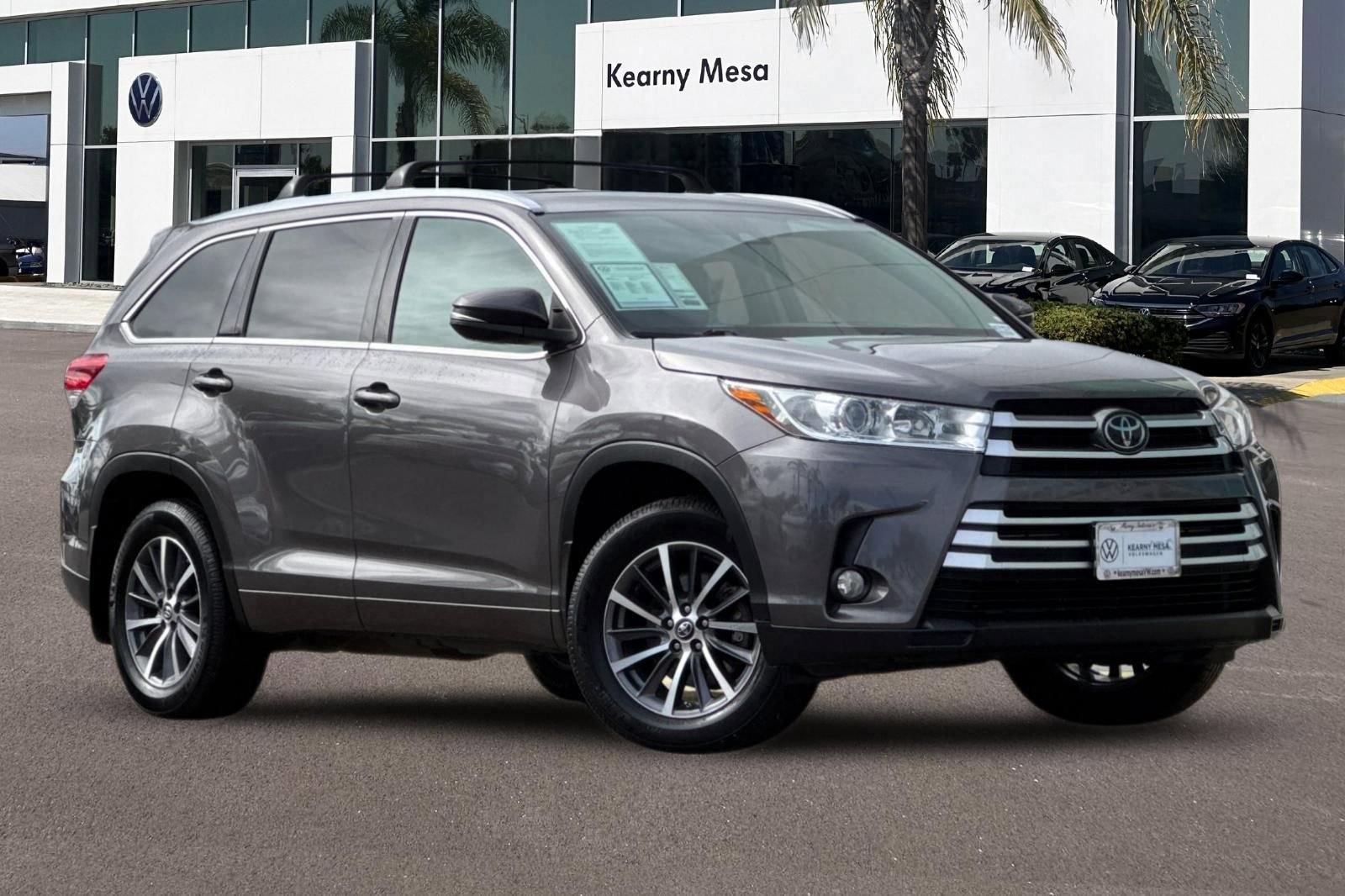 Used 2017 Toyota Highlander XLE image 2