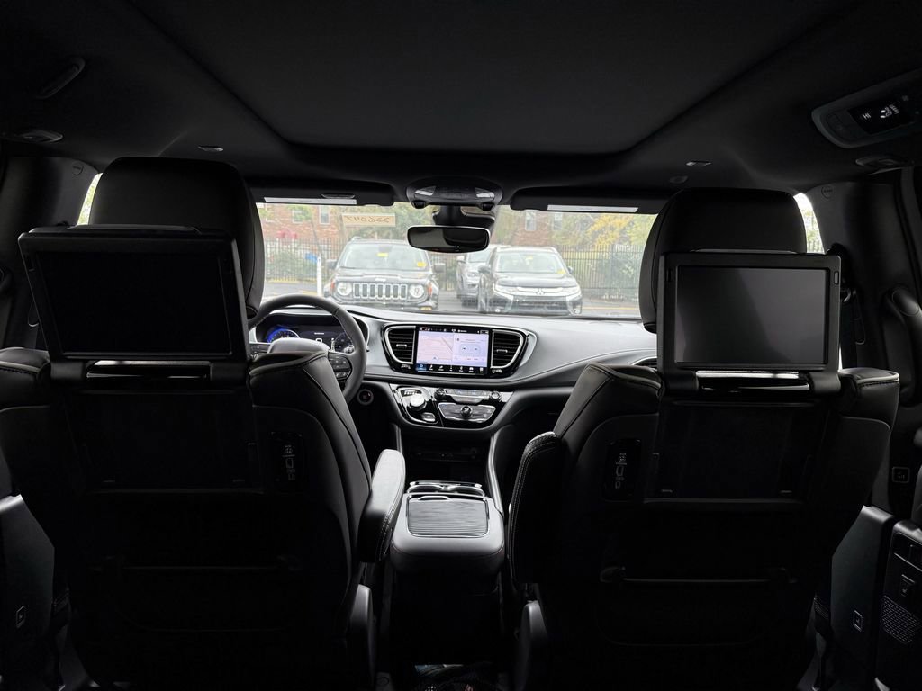 New 2026 Chrysler Pacifica Limited w/ Uconnect Theater Family Group image 33