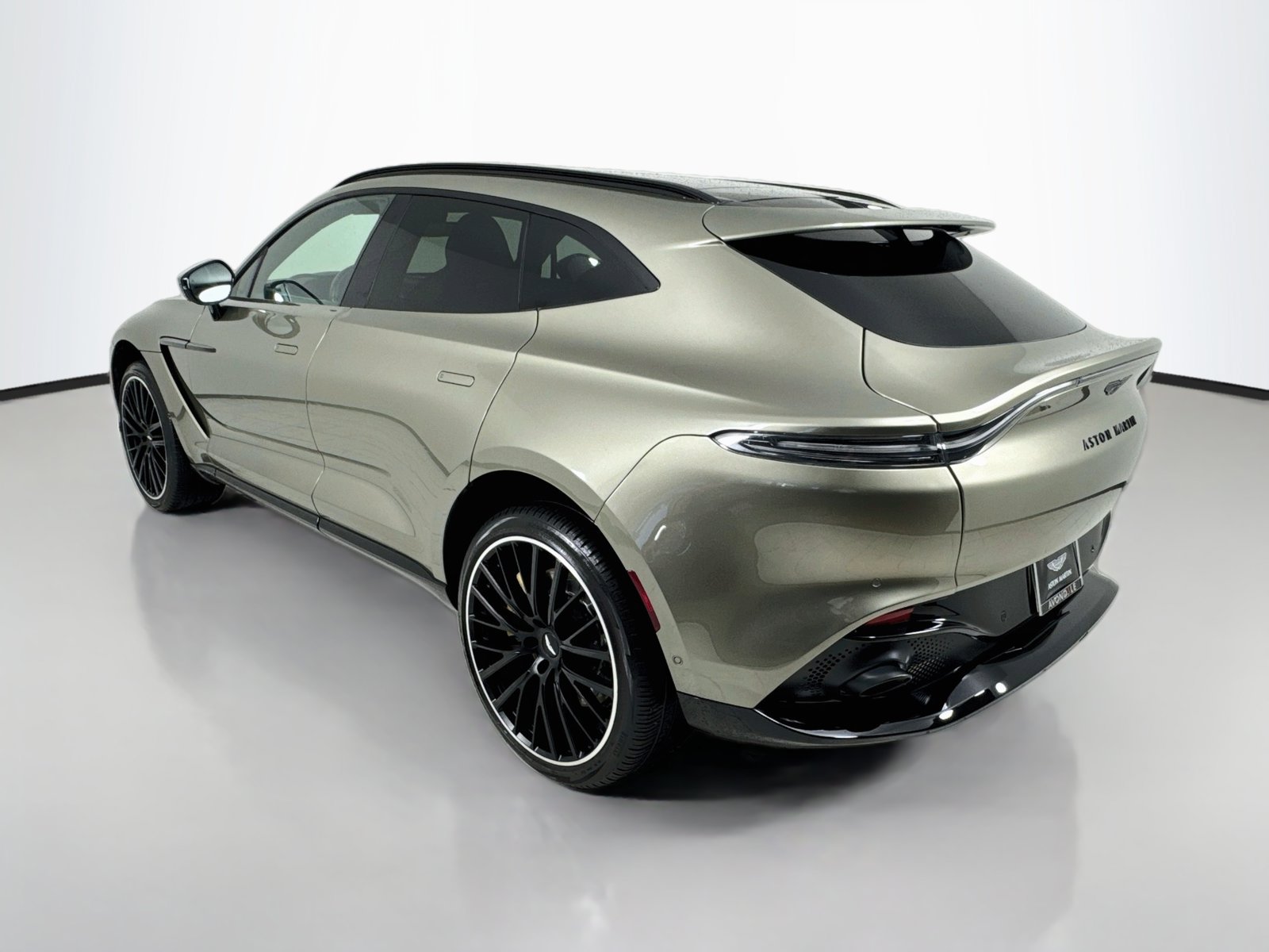 Used 2023 Aston Martin DBX AWD/4WD image 6