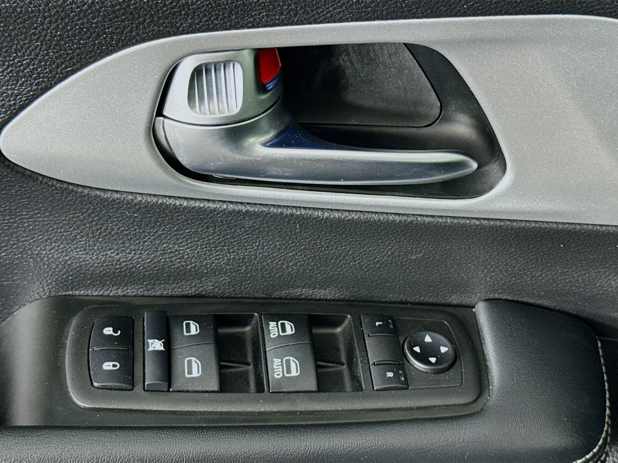 Used 2023 Chrysler Pacifica Touring FWD image 23