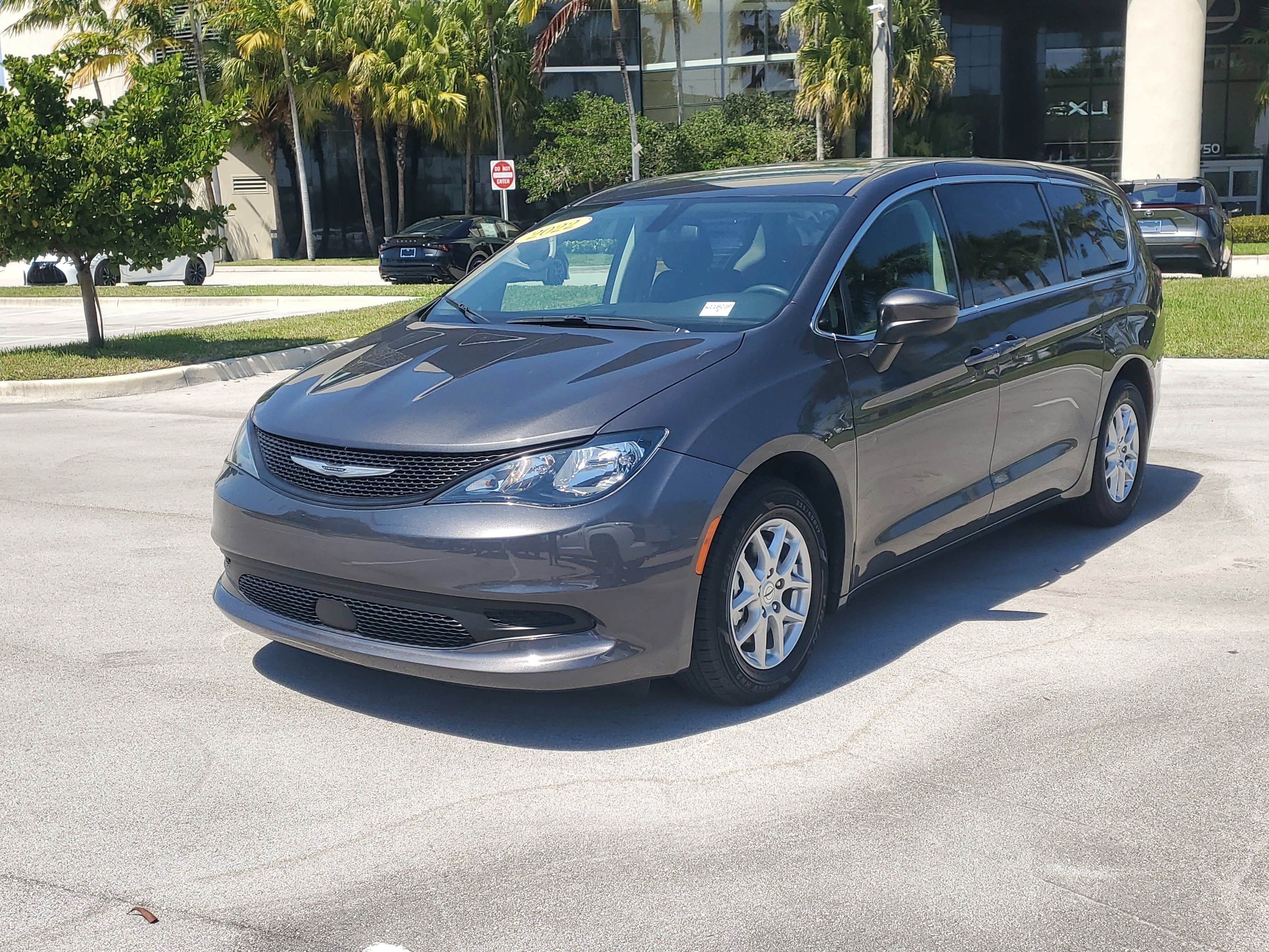 Used 2022 Chrysler Voyager LX image 7
