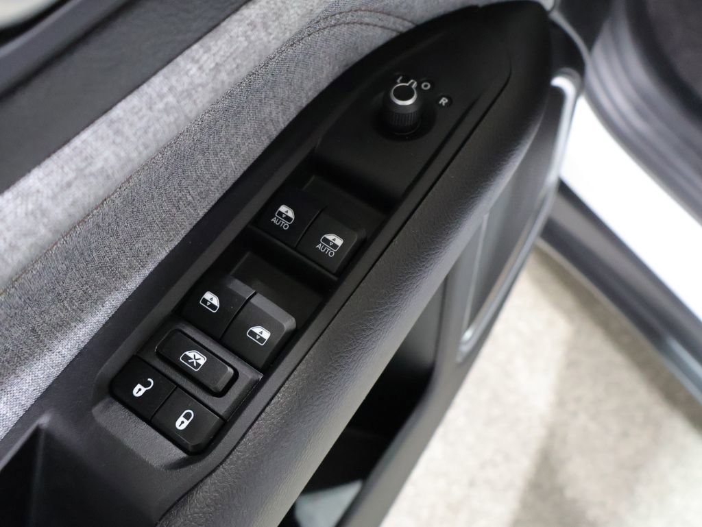 Used 2023 Jeep Compass Latitude AWD/4WD image 14