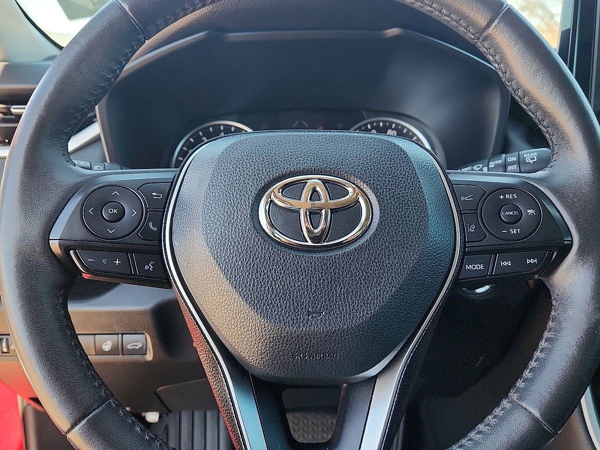 Used 2021 Toyota RAV4 XLE Premium FWD image 11