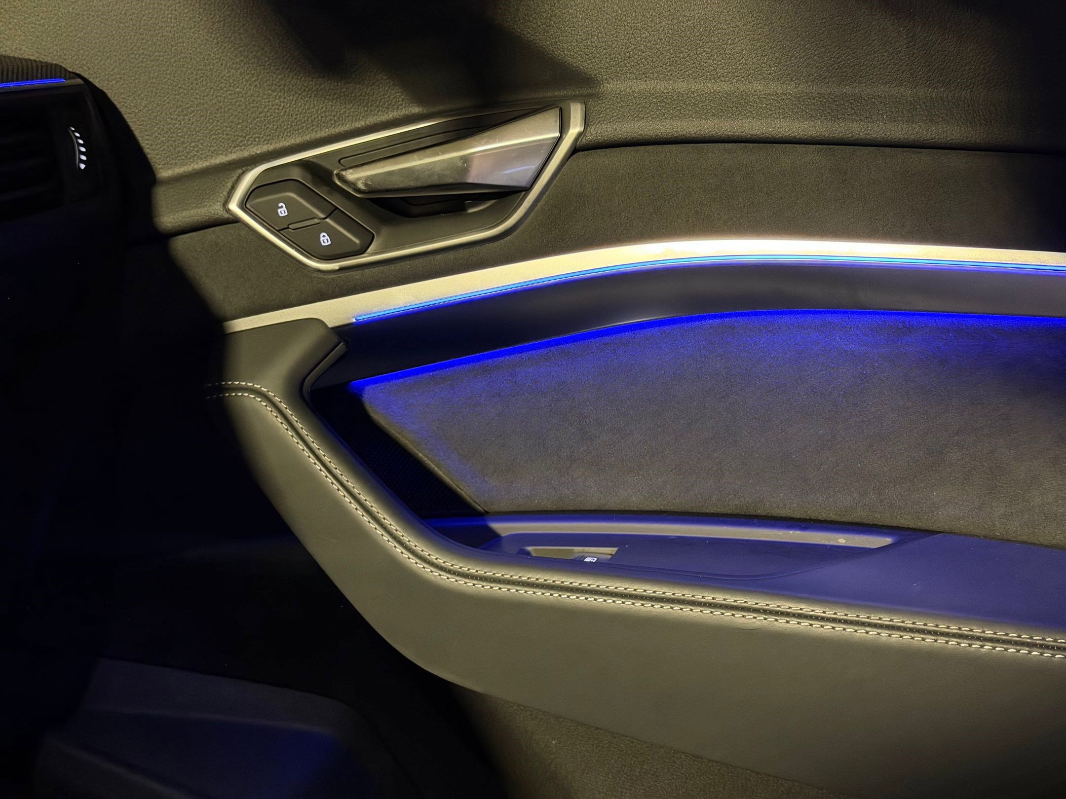 Used 2024 Audi SQ8 e-tron Premium Plus w/ Black Optic Package AWD/4WD image 24