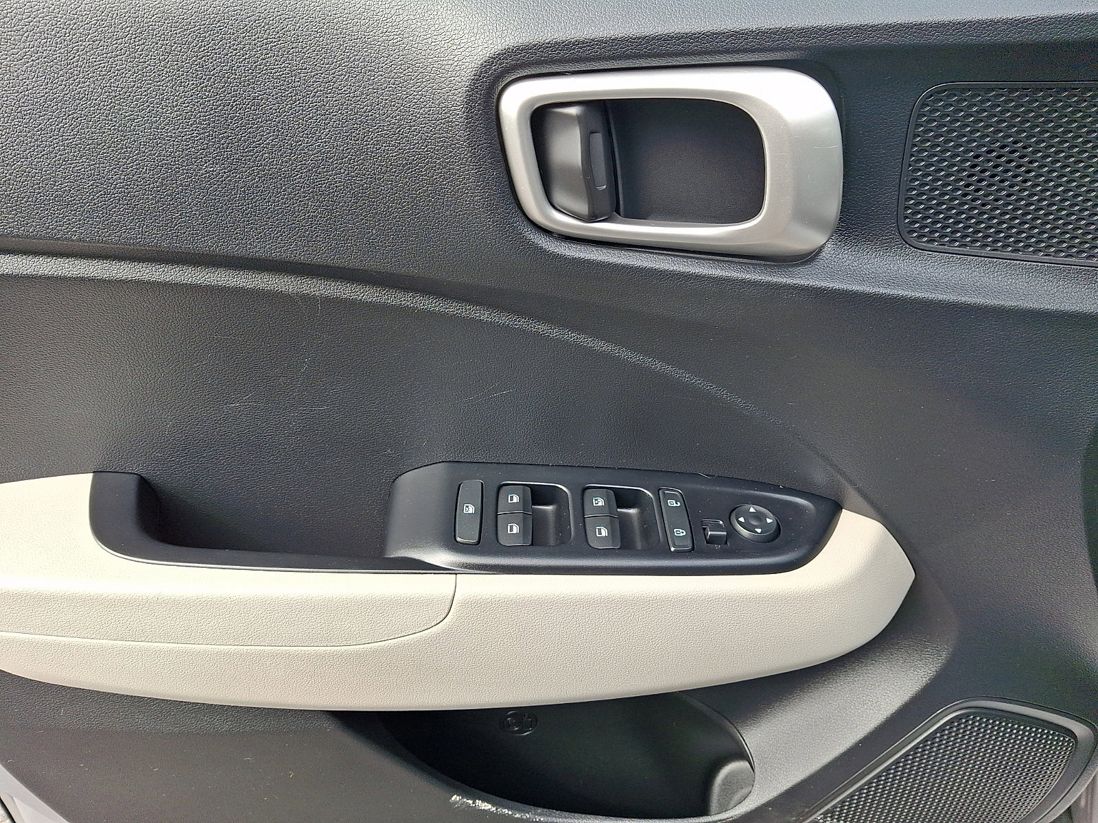 Used 2025 Hyundai Venue SEL image 12