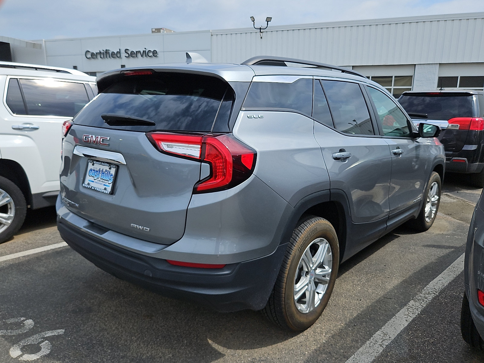 Used 2023 GMC Terrain SLE w/ Driver Convenience Package AWD/4WD image 9