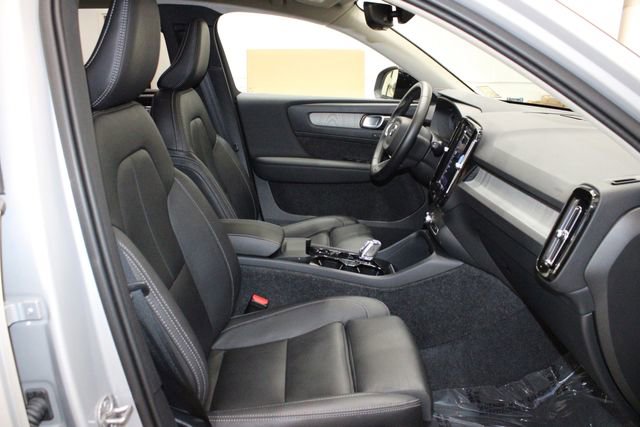 Used 2025 Volvo XC40 B5 Plus image 17