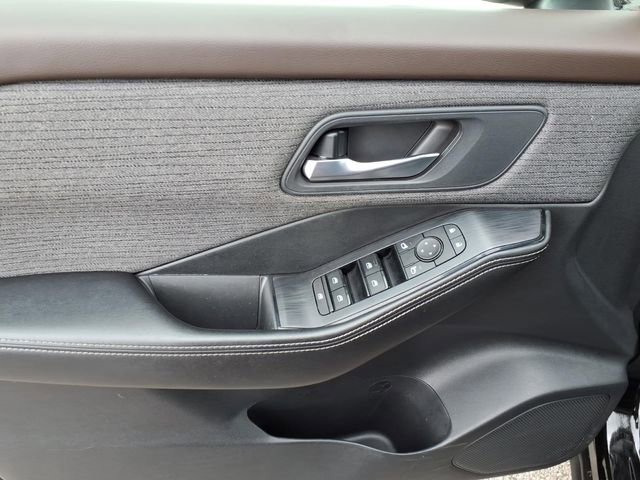 Used 2021 Nissan Rogue SV image 3