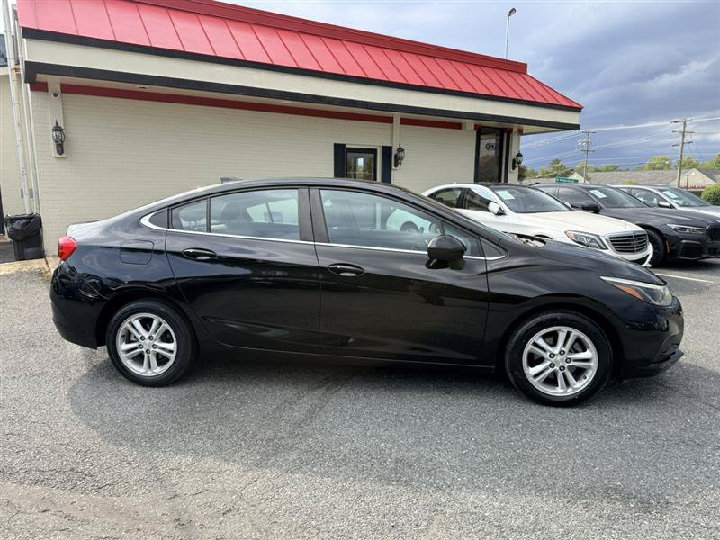 Used 2017 Chevrolet Cruze LT w/ Convenience Package FWD image 4