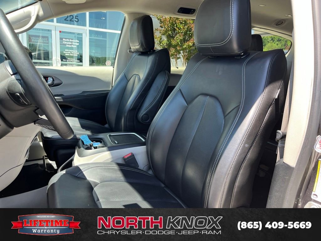 Used 2023 Chrysler Pacifica Touring-L FWD image 5