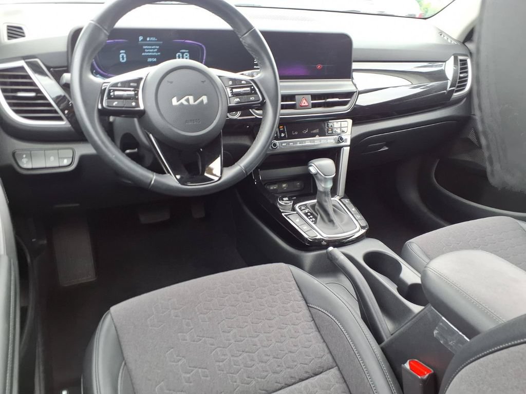 Used 2025 Kia Seltos S AWD/4WD image 4
