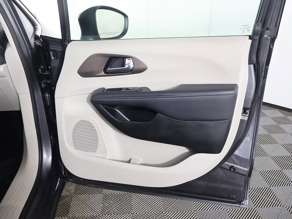 Used 2023 Chrysler Voyager LX image 20