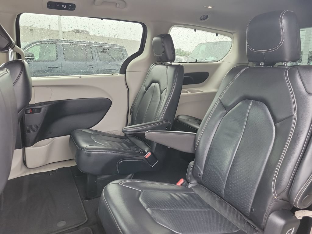 Used 2022 Chrysler Pacifica Touring-L FWD image 11