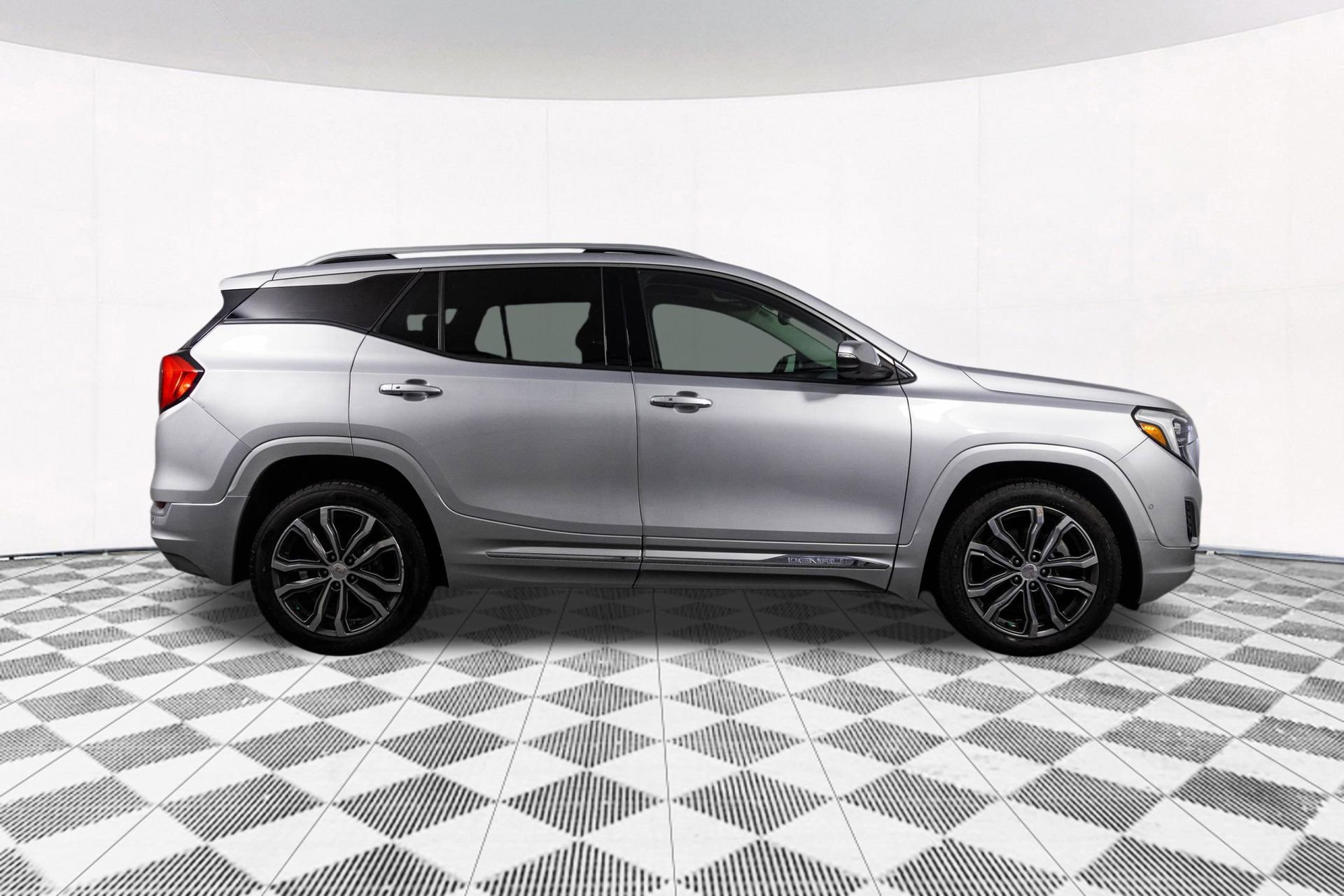 Used 2019 GMC Terrain Denali w/ Advanced Safety Package image 17