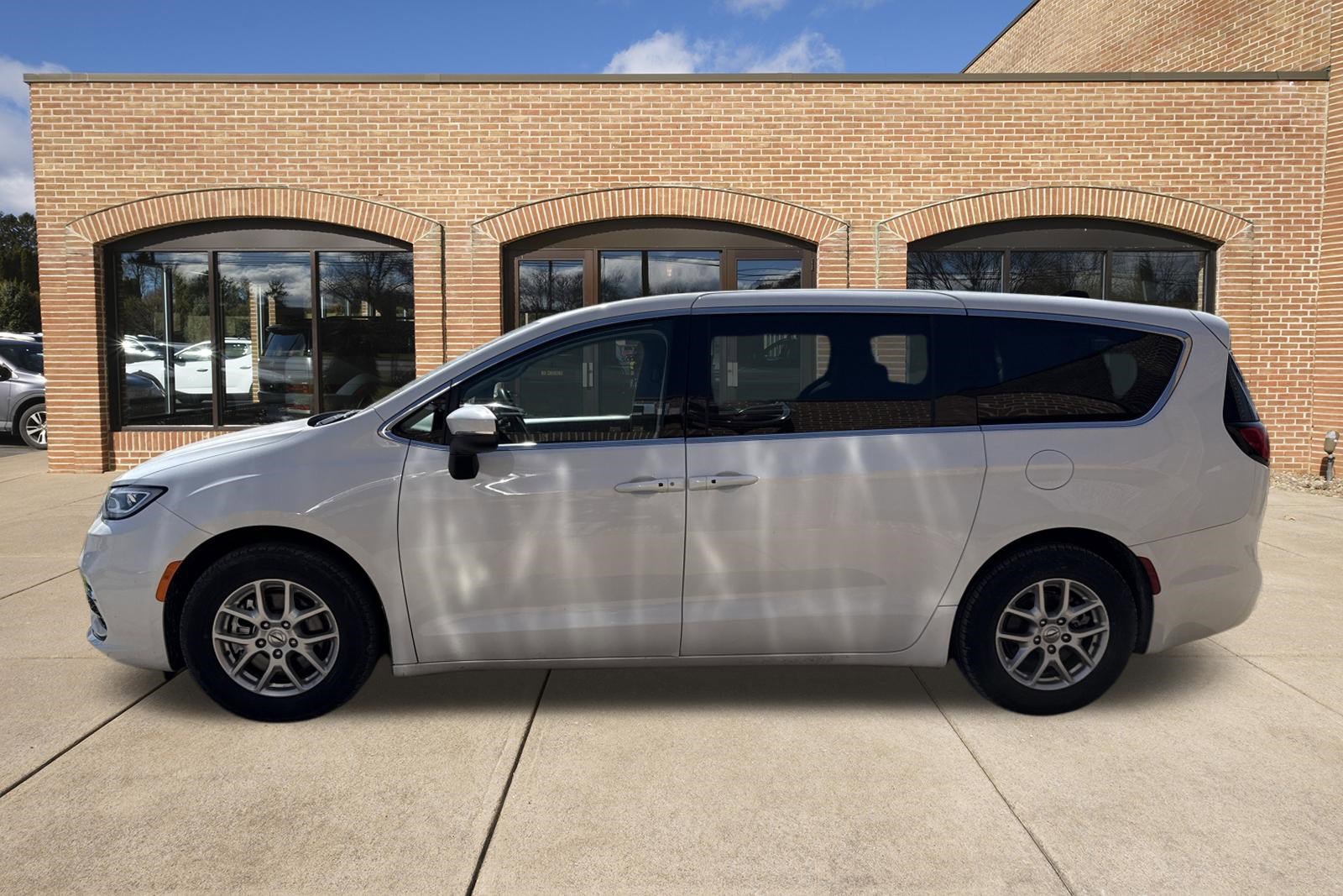 Used 2023 Chrysler Pacifica Touring-L image 6