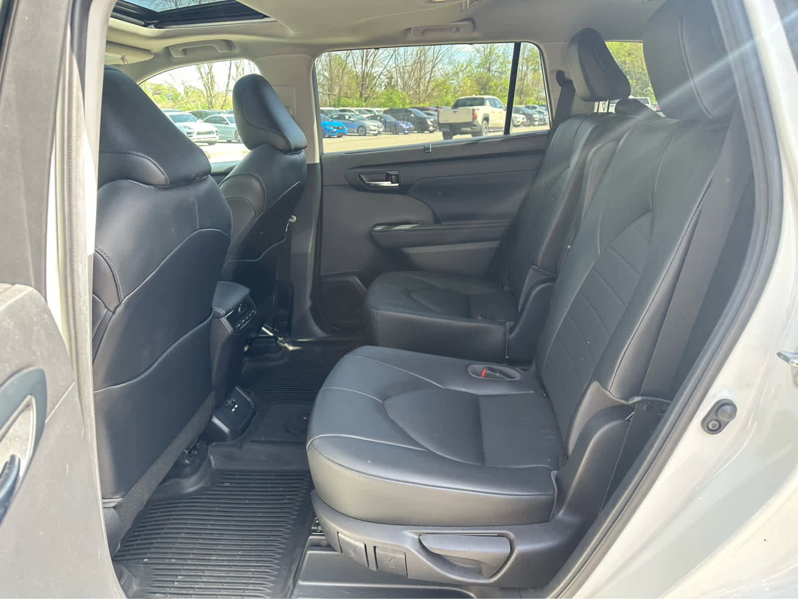 Used 2020 Toyota Highlander XLE AWD/4WD image 22