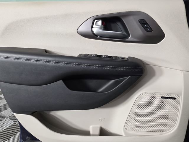 Used 2018 Chrysler Pacifica Limited w/ Tire & Wheel Group image 34