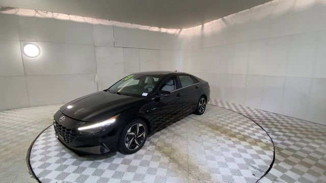Used 2023 Hyundai Elantra Limited w/ Preferred Accessory Package image 7