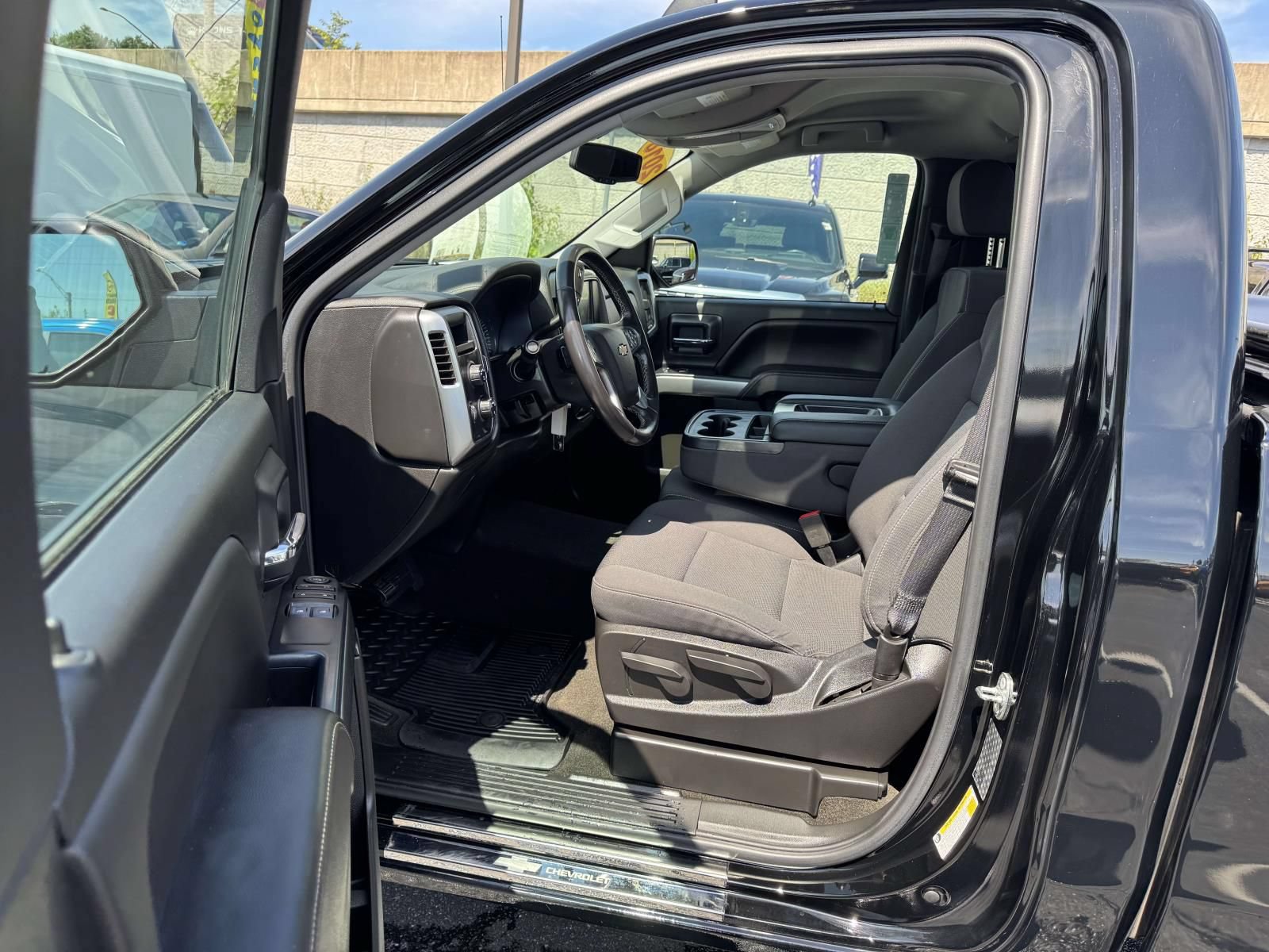 Used 2018 Chevrolet Silverado 1500 LT AWD/4WD image 19