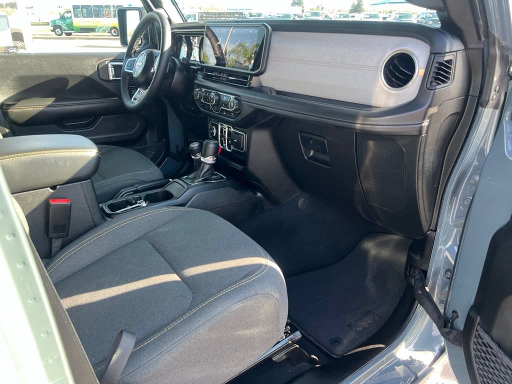 Used 2025 Jeep Wrangler Unlimited Sahara AWD/4WD image 27