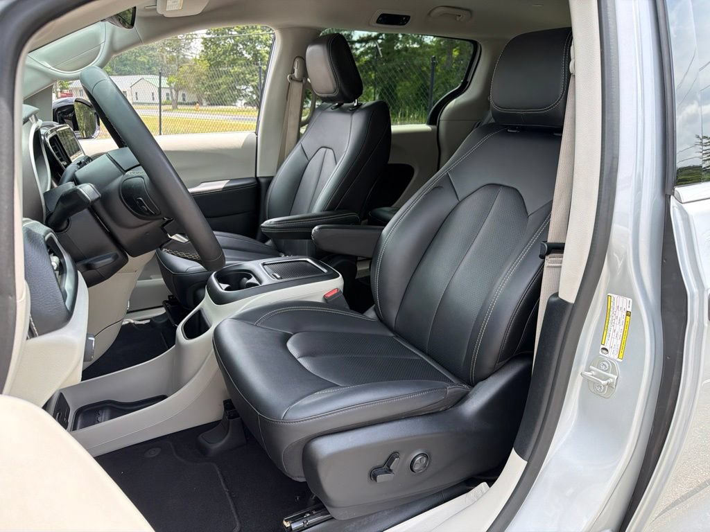 Used 2024 Chrysler Pacifica Limited FWD image 19