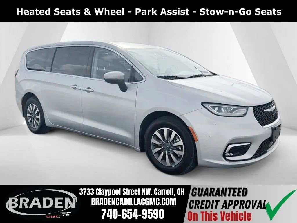 Used 2023 Chrysler Pacifica Touring-L FWD image 1